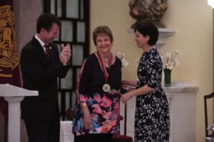 En la foto: Sonia Carolina de Hostos Anca junto a Gilberto Marxuach Torrós, presidente de Sagrado, y Vanessa Lugo Flores, presidenta de la Junta de Síndicos de Sagrado.