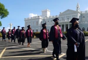 Graduandos desfilan desde el Centro de Estudiantes hasta el campo de fútbol