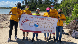 La ReDV limpió la playa Punta Palo Secto, en Toa Baja.