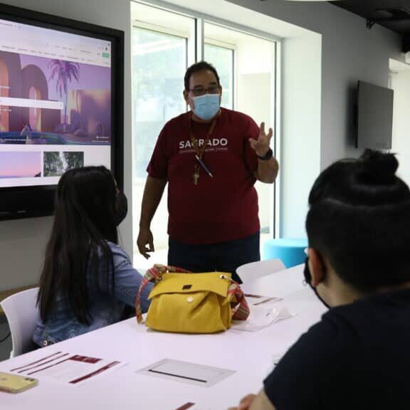 Estudiantes visitan Elemento 360 Estudiantes visitan Elemento 360