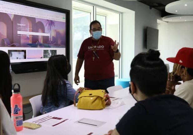 Estudiantes visitan Elemento 360