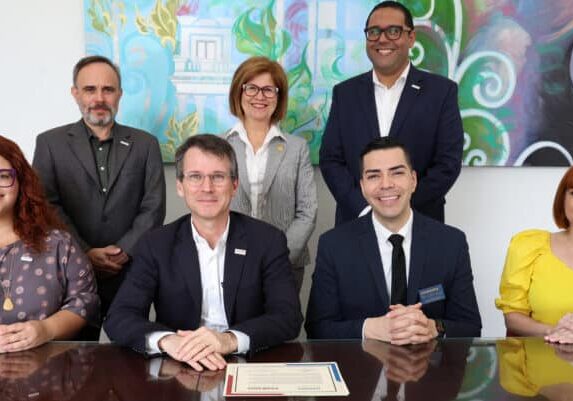 (2) Sagrado aumenta su oferta de microcredenciales tras alianza con Coursera