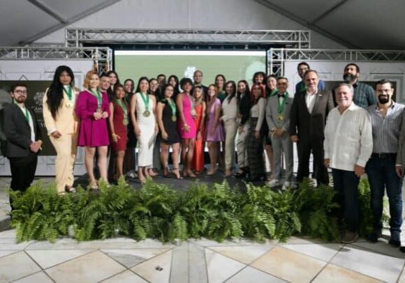 31-Sagradenos-de-la-Escuela-de-Comunicacion-Ferre-Rangel-reciben-la-beca-Luis-Vigoreaux