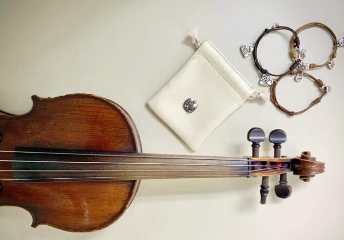 Enyel diseñó los brazaletes.