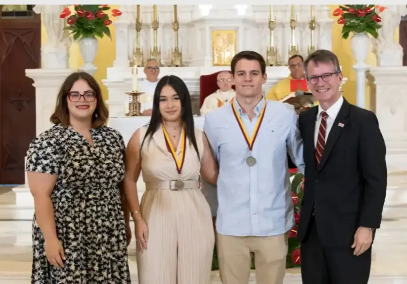Charielly Mota Rosario y Rodolfo Falcón Mojorrieta reciben las Medallas Pórtico.