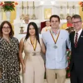 Charielly Mota Rosario y Rodolfo Falcón Mojorrieta reciben las Medallas Pórtico.