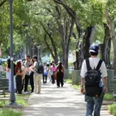 Estudiantes de Sagrado caminando por el Paseo 
