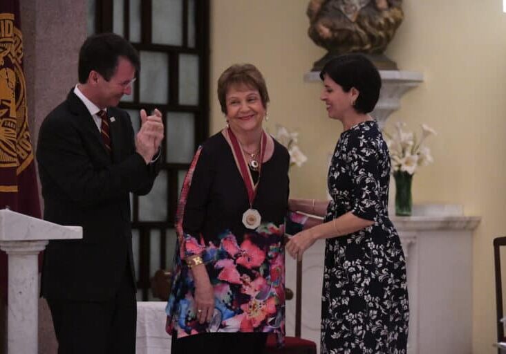 En la foto: Sonia Carolina de Hostos Anca junto a Gilberto Marxuach Torrós, presidente de Sagrado, y Vanessa Lugo Flores, presidenta de la Junta de Síndicos de Sagrado.