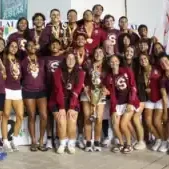 Delegaciones de Natación junto al presidente Gilberto Marxuach y el drector atlético Rafael Colón (Foto por Nayomi Ortiz)