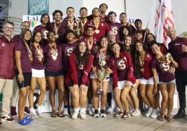 Delegaciones de Natación junto al presidente Gilberto Marxuach y el drector atlético Rafael Colón (Foto por Nayomi Ortiz)