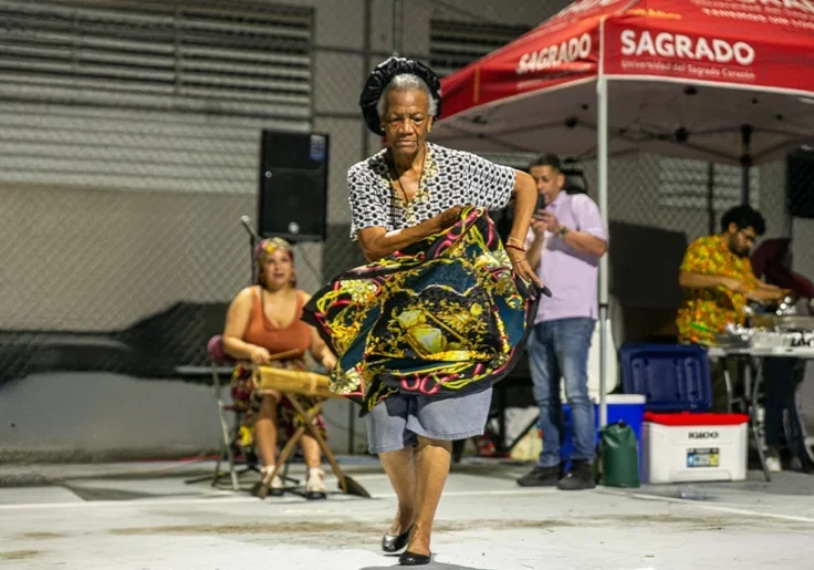 Doña Lydia baila al ritmo de la bomba