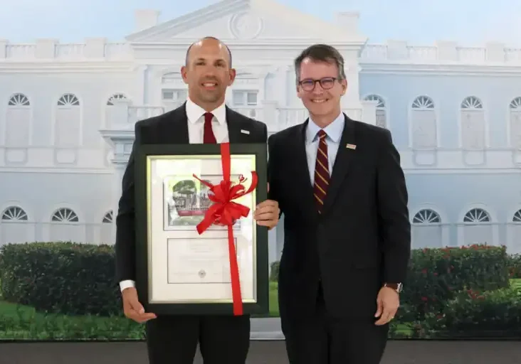 El presidente Gilberto Marxuach Torrós entrega un reconocimiento especial al director atlético Rafael Colón Colón. (Centro de Comunicación)