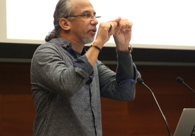 El-profesor-Carlos-Muñiz-trata-la-Ecopedagogía-y-Ecopacifismo