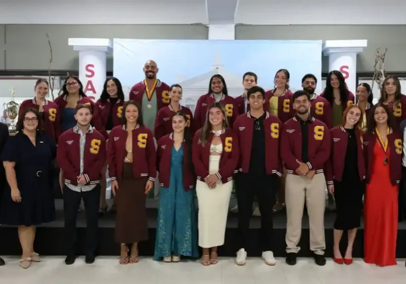 Estudiantes atletas candidatos a graduación reciben la letra insignia de Sagrado (Centro de Comunicación)