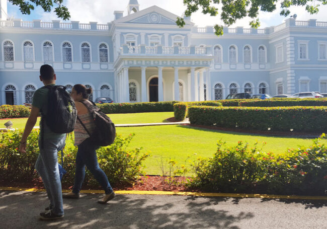 Estudiantes frente al Pórtico 2