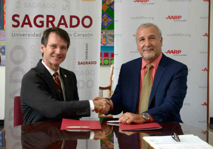 Firma MOU Sagrado y AARP