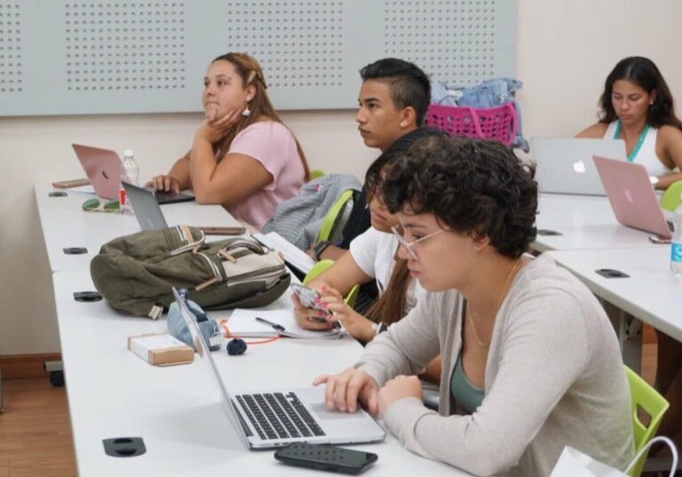 Foto-de-un-taller-de-NAHJ-Sagrado