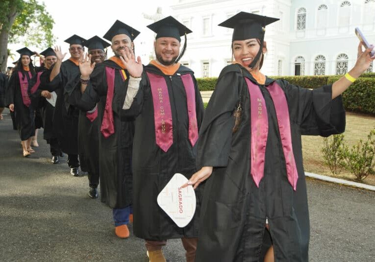 Graduacion-Sagrado-Desfile-graduandos-en-Portico-3