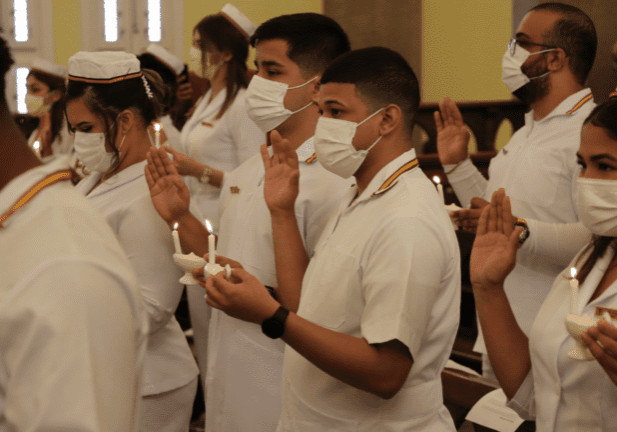 Juramentan-los-graduandos-del-programa-de-Enfermería