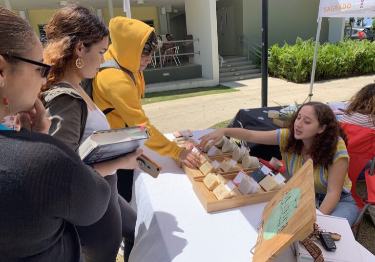 Kelly Santaella muestras sus jabónes con productos naturales