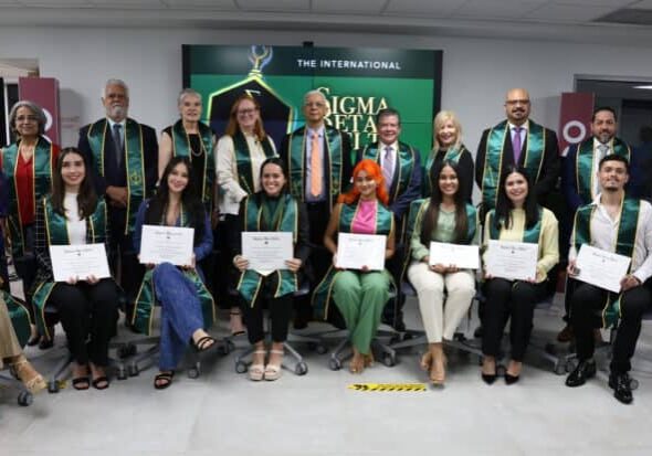 La sociedad de honor Sigma Beta Delta, con capítulo en Sagrado