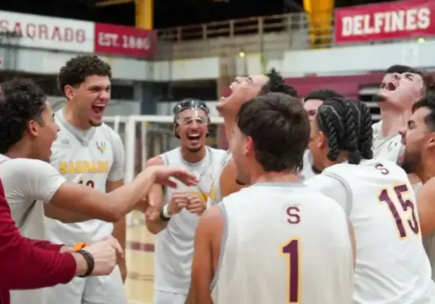 Los Delfines de la USC celebrán su clasificación a la final del baloncesto LAI. Su último campeonato fue en 1986. (Roberto J. Rivera Guzmán para la LAI)