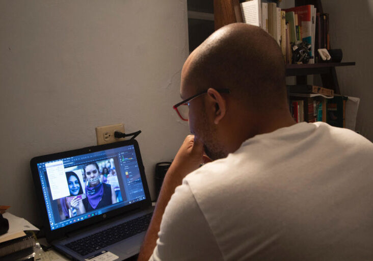 El estudiante Jesus Muriel de fotoperiodismo trabaja una fotografia como parte de su labor como estudiante de fotoperiodismo. Bayamon Puerto RIco, Jesus Muriel
