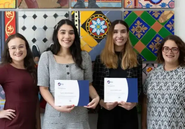 Las estudiantes Tanairy Soto Rodríguez y Nicole Badillo Vélez junto a Lorena Franco, directora del Centro de Experiencias Profesionales e Internacionales, y la Dra. Anuchka Ramos Ruiz, provost y videpresidenta ejecutiva de Asuntos Académicos y Estudiantiles. (Centro de Comunicación)