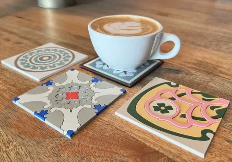 Regala portavasos inspirados en las losas belgas y criollas del edificio Sagrado Corazón