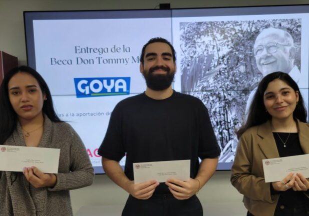 Sagrado-y-Goya-entregan-Becas-Don-Tommy-Muñiz