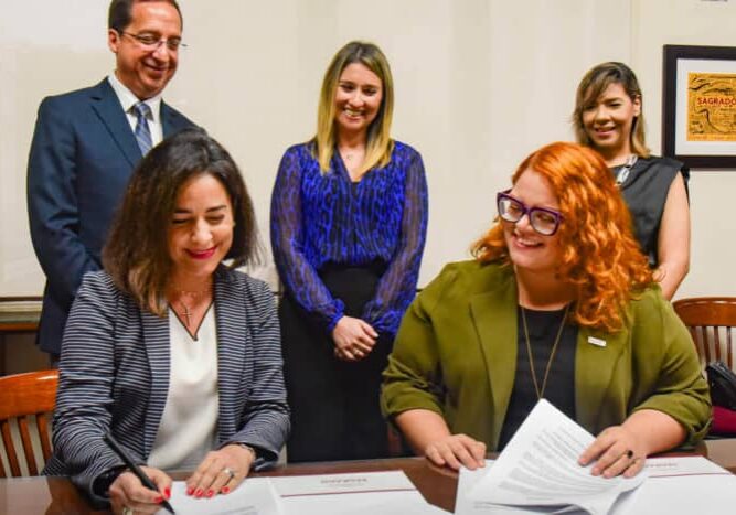 Oct 27 2022 Universidad Sagrado Corazón Santurce.Firma de acuerdo entre el plan medico Triple S Y Sagrado Corazón. La Firma del acuerdo  Dra. Ilia Rodriíguez principal oficial de talento administrativo (SSS) (Dra. Anuchka Ramos, (provost y VP de asuntos estudiantiles USC,)Oct 27 2022 Universidad Sagrado Corazón Santurce.Firma de acuerdo entre el plan medico Triple S Y Sagrado Corazón. de Izq. a der. Dr. Jose Novoa ( principal oficial medico de SSS) , ( Dra. Kiebelle Gonzalez decada de la Escuela de Salud y ciencia USC ) (Dra. Anuchka Ramos, (provost y VP de asuntos estudiantiles USC,) Dra Ilia Rodriguez, principal oficial de talento y admnistrativo  SSS y Laura Arriette Assam directora de adquisicion de talento SSS