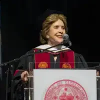 Sila María Calderón Serra recibió el doctorado honoris causa en Humanidades por su trayectoria de servicio en Puerto Rico