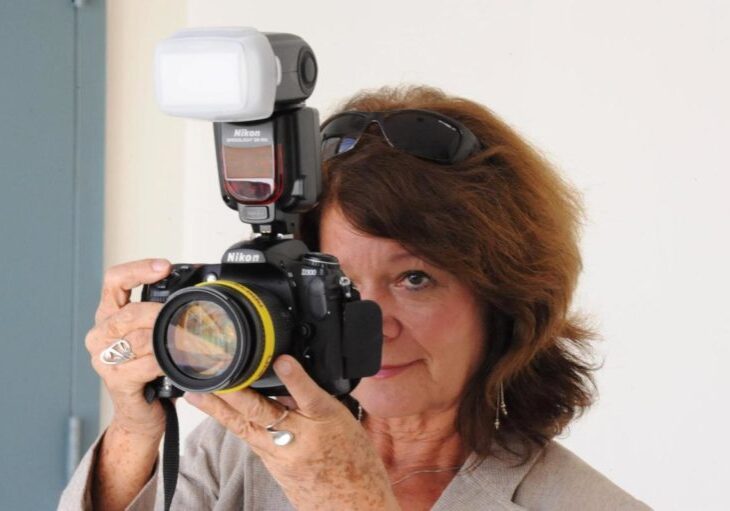 Sonia Fritz con cámara en mano