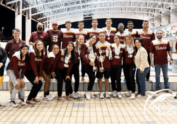 Triunfo en natación femenino - Justas 2022