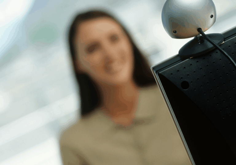 Enciende tu cámara en las clases por Zoom, por ejemplo.