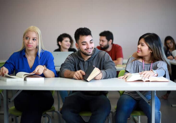 Vida-estudiantil-prepandemia-promocion-Pastoral-Centro-Sofia-salon-de-clases-estudiante-2018