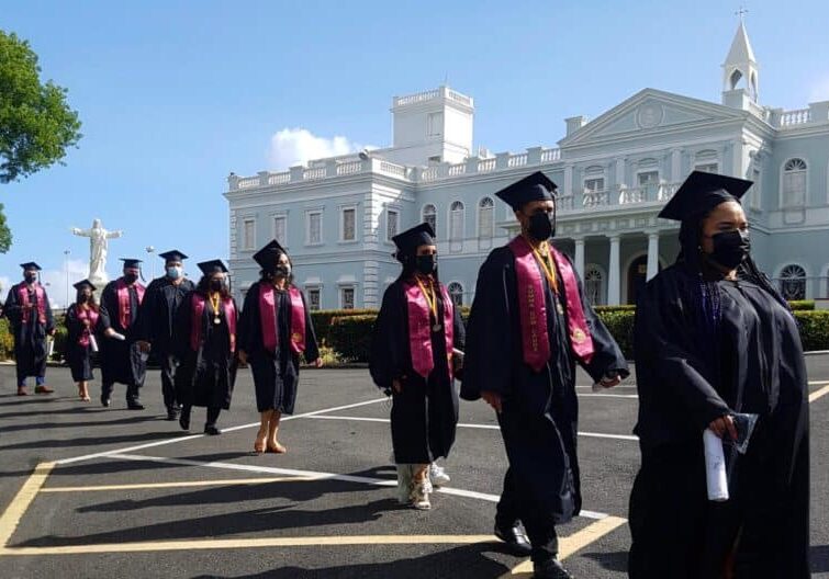 Graduandos desfilan desde el Centro de Estudiantes hasta el campo de fútbol