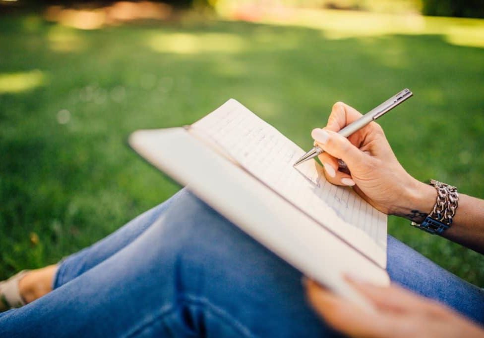 fashion-woman-notebook-pen-34072-1024x683-1 fashion-woman-notebook-pen-34072-1024x683-1
